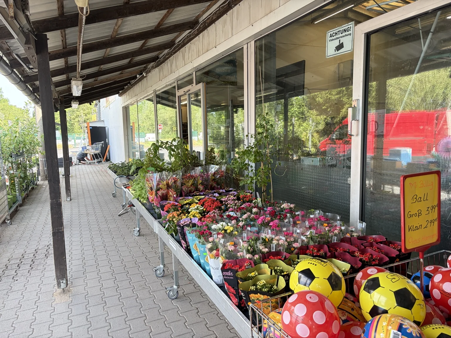 Vor dem Laden